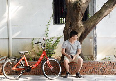 共享單車騎行，綠色文明出行圖片