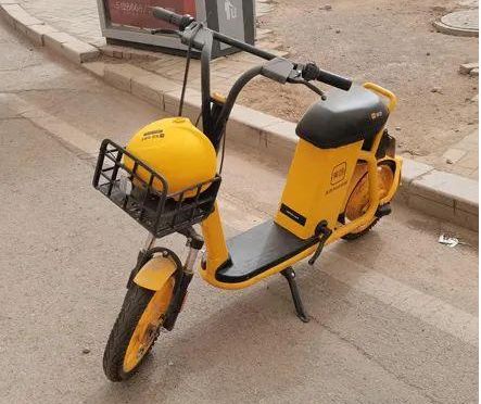 共享電動車隨著配置頭盔更安全圖片